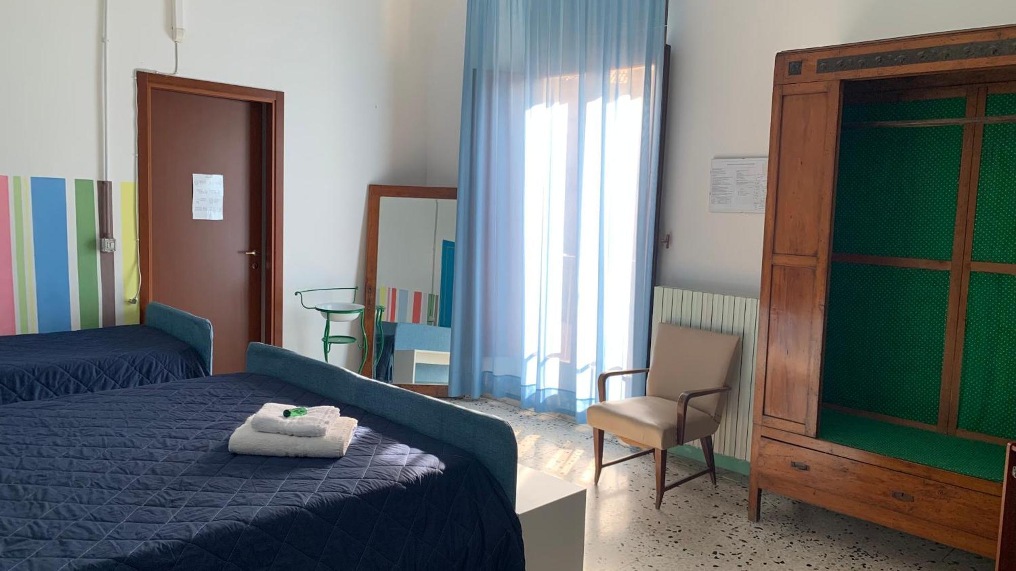 Casa Di Chiara Hostel Crotone Luaran gambar